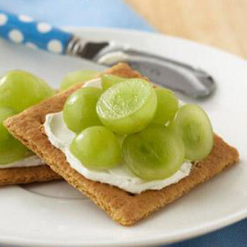Grapes and Graham Crackers Diabetes Friendly snacking